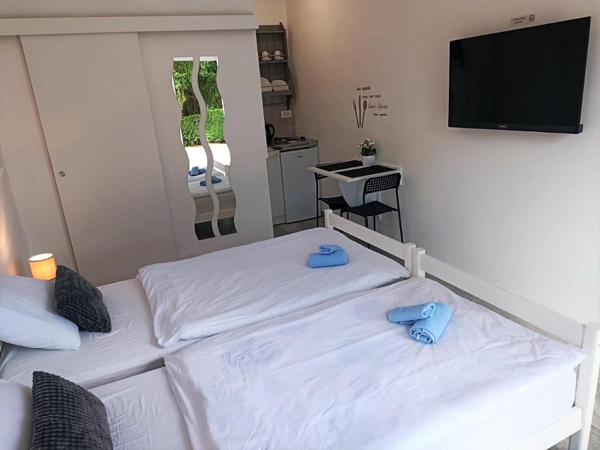 Studio Apartman Brletic Tounj Екстер'єр фото